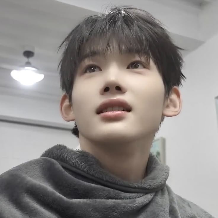 nawaskkdla's tweet photo. 나는올려다보는얼굴을정말좋아해 https://t.co/lqB5amkueM