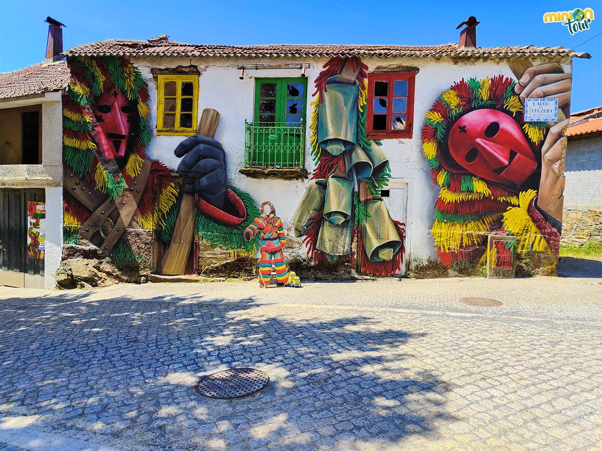 MiniOnTourES's tweet photo. ¿Sabías que en #Podence se celebra el #EntrudoChocalheiro? 👹 Un carnaval que es Patrimonio Cultural Inmaterial de la Humanidad 🎭. Toda la info sobre sus Caretos 👺, aquí:
👉 https://t.co/jyVbGpHXFa
@galiciatb @MadridTB @visitportugal @visitportonorth https://t.co/SYu7jM99TK