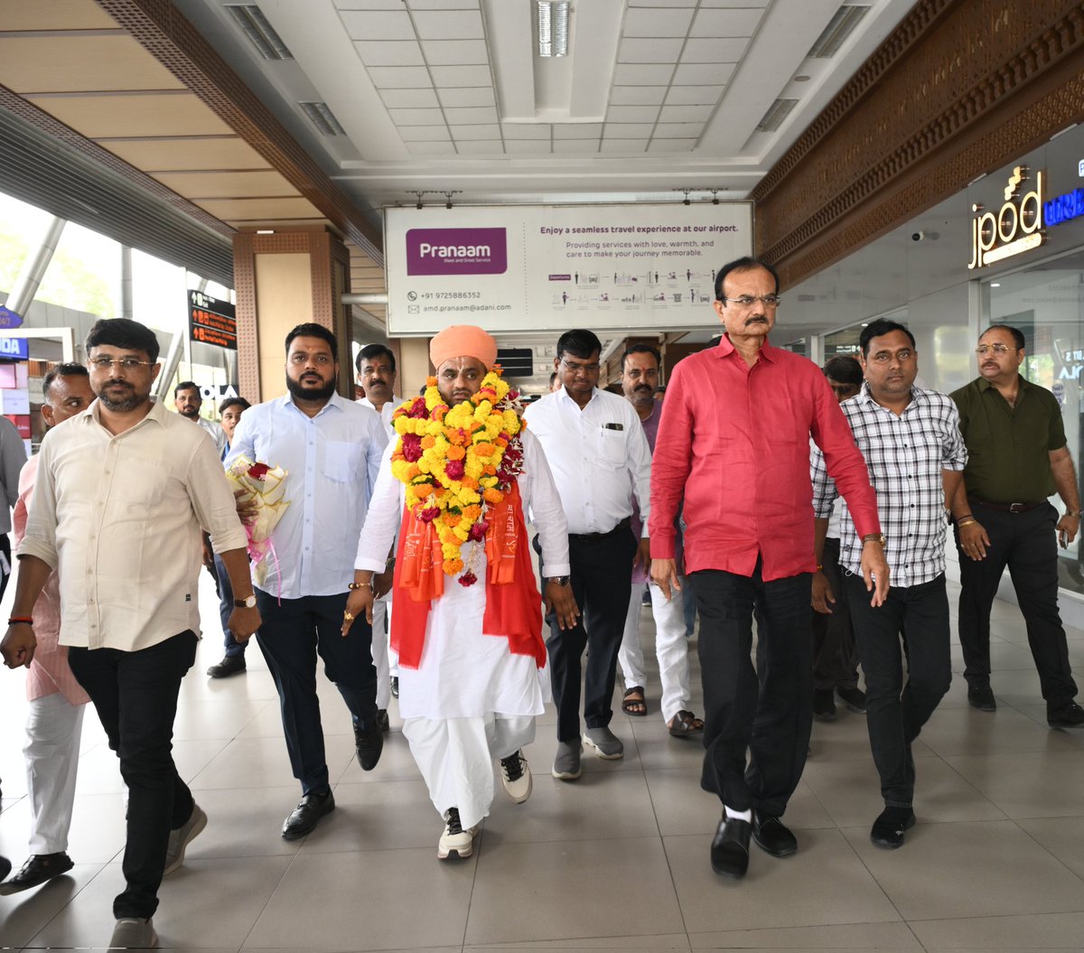 ikuldeep_bjp's tweet photo. गुजरात राज्य पूर्व गृह राज्यमंत्री श्री @PradipsinhGuj के नेतृत्व में #अयोध्या_धाम स्थित #श्री_हनुमान_गढ़ी के #महंत #पूजनीय #श्री_हेमंतदास_जी_महाराज के #अहमदाबाद #आगमन पर अहमदाबाद एयरपोर्ट पर आत्मीय स्वागत करने का सदभाग्य प्राप्त हुआ। https://t.co/vKCW98Zxm3