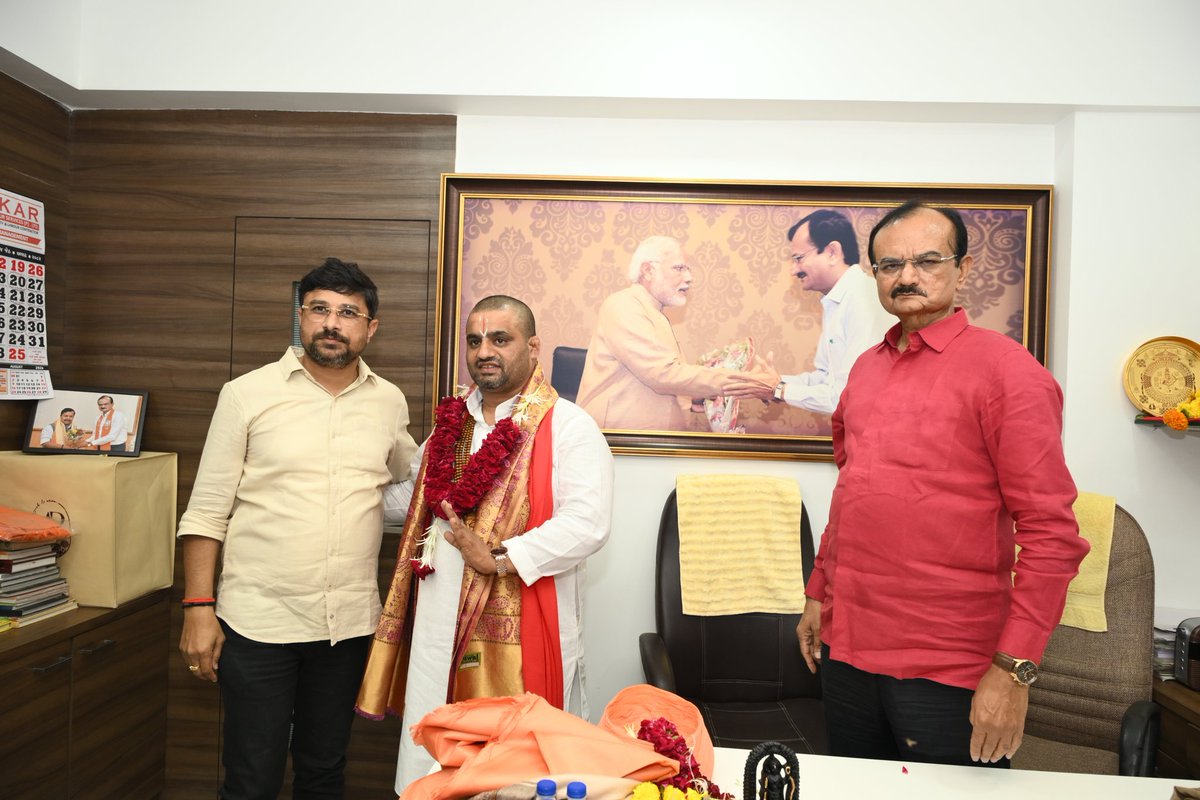 ikuldeep_bjp's tweet photo. गुजरात राज्य पूर्व गृह राज्यमंत्री श्री @PradipsinhGuj के नेतृत्व में #अयोध्या_धाम स्थित #श्री_हनुमान_गढ़ी के #महंत #पूजनीय #श्री_हेमंतदास_जी_महाराज के #अहमदाबाद #आगमन पर अहमदाबाद एयरपोर्ट पर आत्मीय स्वागत करने का सदभाग्य प्राप्त हुआ। https://t.co/vKCW98Zxm3