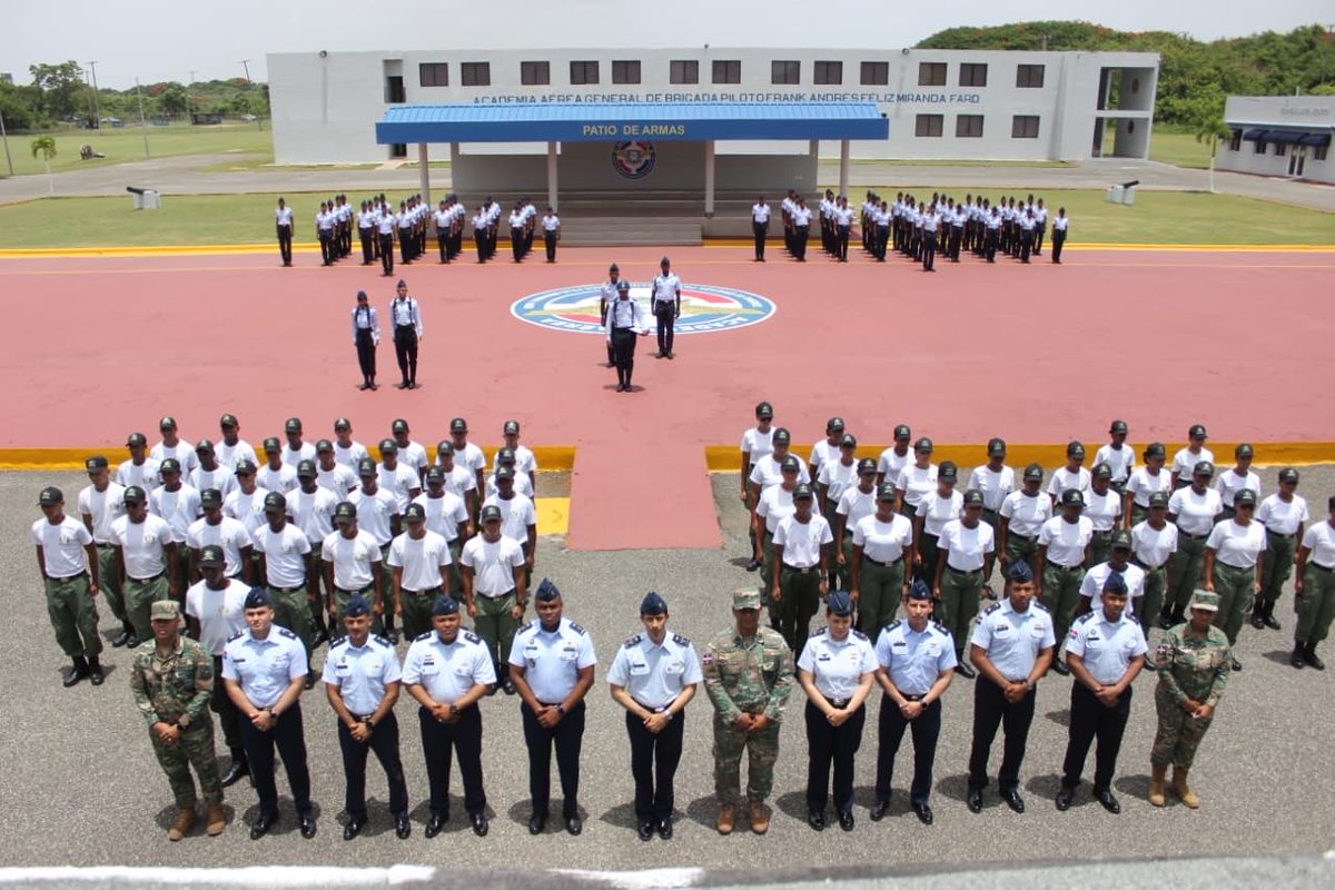 SMVRD's tweet photo. Aspirantes del Programa de Entrenamiento Militar Básico fortalecen sus conocimientos durante recorrido formativo por la Fuerza Aérea de República Dominicana 🇩🇴✈️

Como parte de su proceso de formación integral, aspirantes del Programa de Entrenamiento Militar Básico del SMV https://t.co/BBIYtWLnH1