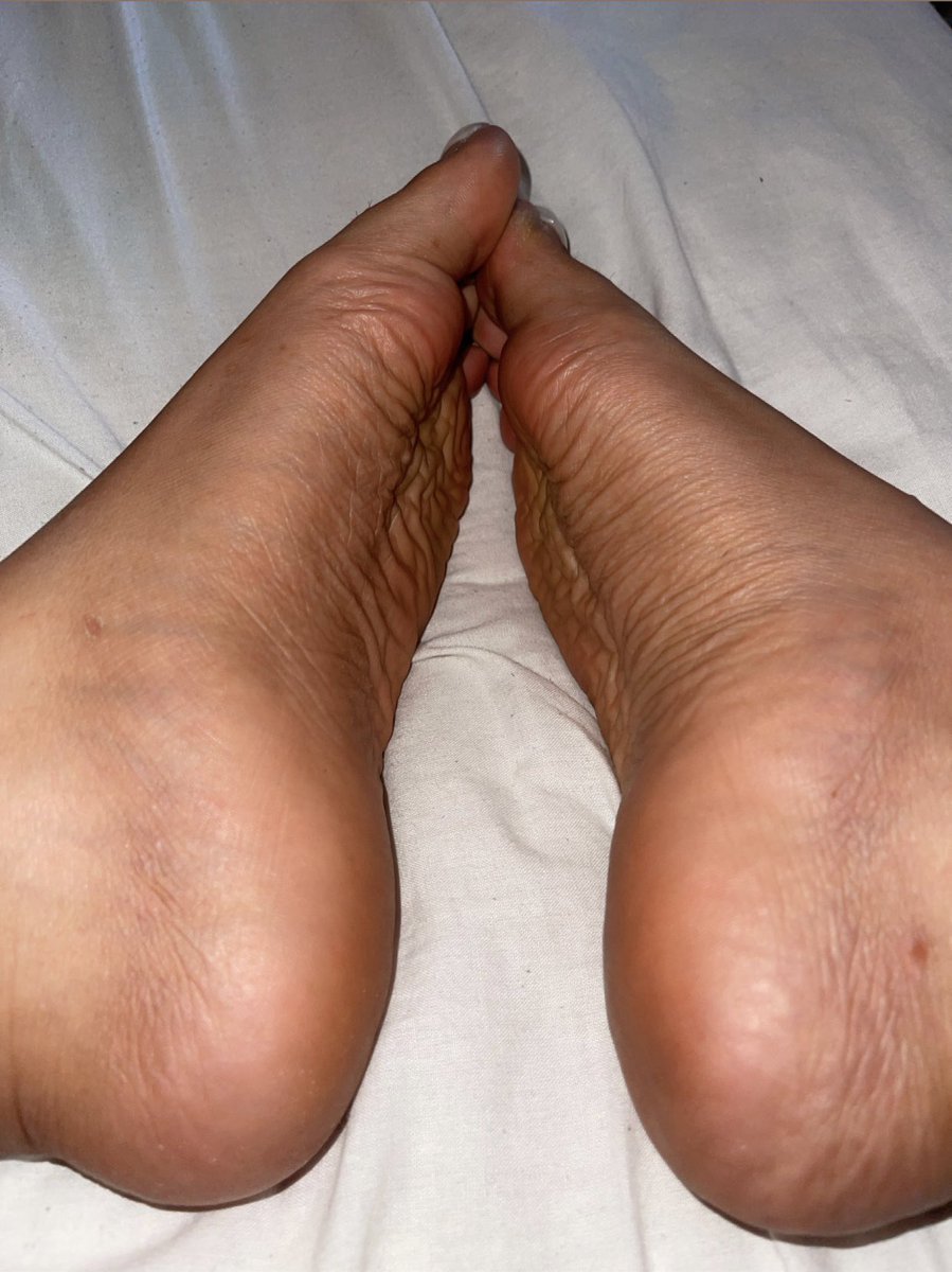 LuxeSolesss's tweet photo. Mood👣😈 #footfetısh #footlovers #soles #footworship https://t.co/nZK2WAl34g