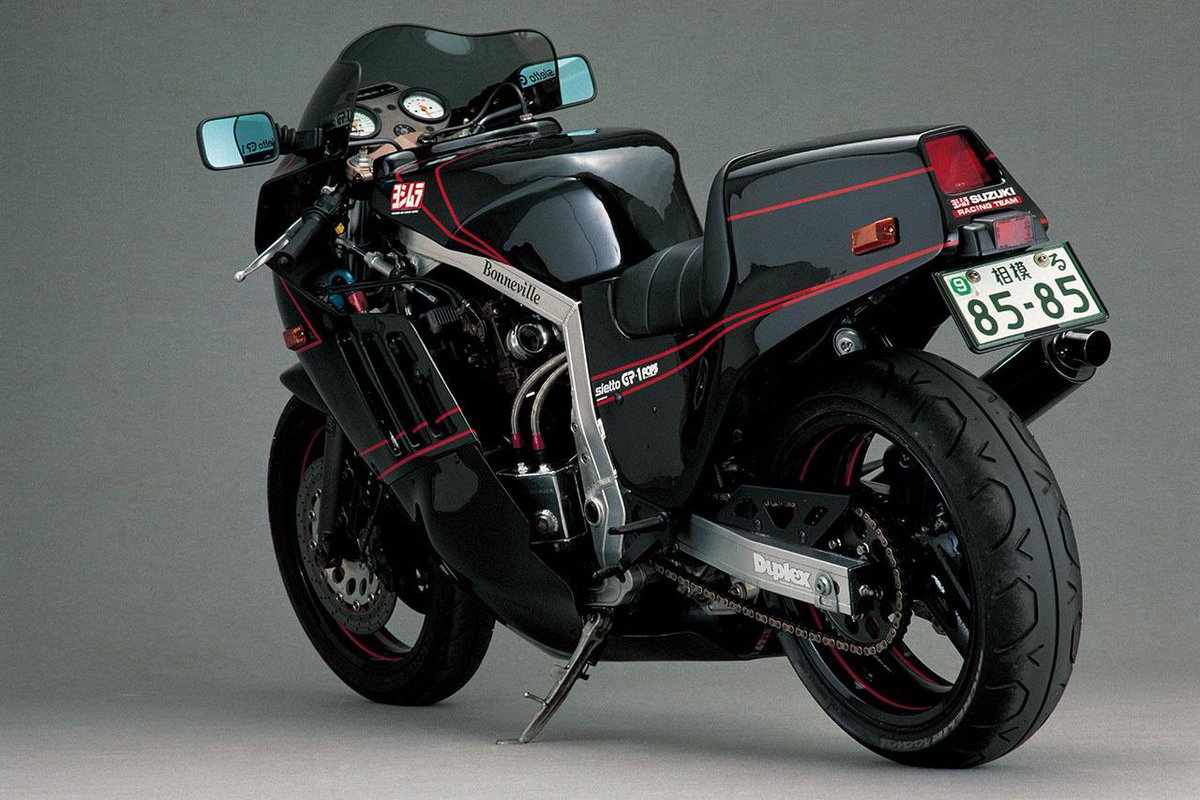 PutiMotor's tweet photo. ヨシムラ「TORNADO 1200 BONNEVILLE」

1980年代後半、空油冷GSX-Rをベースに内外のレースを戦っていたヨシムラはそこで培った技術を礎としてチューニング用の“ボンネビルキット”を開発。

1987年型GSX-R1100ベースで、空油冷DOHC4バルブ並列4気筒は、1052.5→1108.6ccに排気量を増大。

ST-2カムシャフトやバルブスプリングセットなどフルキットを装着、最高出力は40PS増となる170PSに引き上げ。

富士スピードウェイで296.5km/hを記録。

https://t.co/Op0KztNqWT
