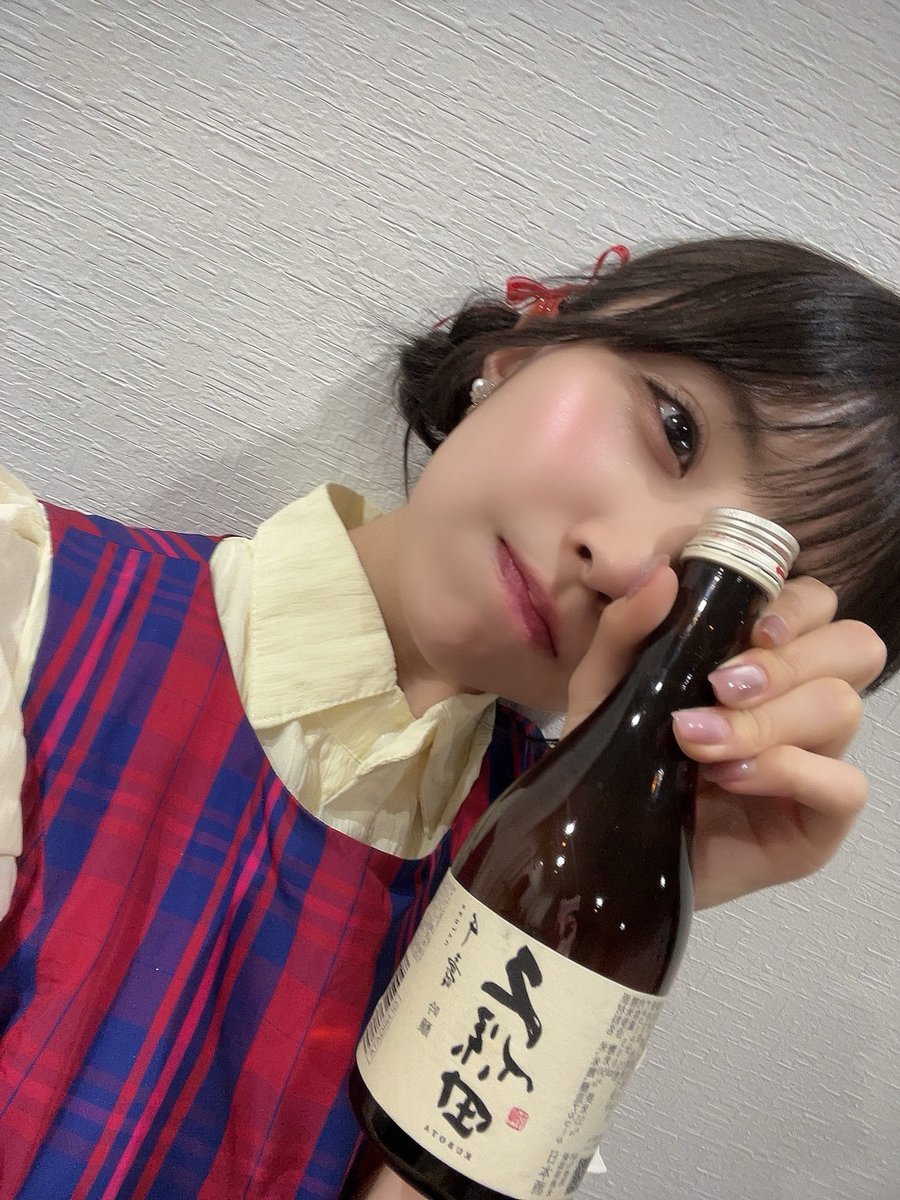 kisui_shio's tweet photo. #シォータイム
あの…！ほんとに振り回してごめんなさい‼️
でも凄く楽しかった…これが仲間というものか…‼️
いつもは鋼のしっかりした脳内しおが絶対に酔っ払わないぞ！という意識をしお本体に送っているのですが、今日だけは酔っ払いたいな！という脳内命令を送ってみたら、ちゃんと酔っ払いおしおで、自分でもびっくりしていたのですが、ずっと楽し過ぎて、あたたかくて幸せでした🥲
アンちゃん…さや姉…本当に素敵な人ですね😭✨
YouTubeかなにかやりたい気持ち。
二番全然歌えなかったのですが、
YUIさんの「fight」歌詞が大好きで、
皆に届けたい気持ちでございます…！！！
是非原曲聴いてみてください！
あっっっ
10/18初ライブ来てください❣️https://t.co/XdrkDIaz4J
7/25初冠イベントお待ちしてますっ❣️ https://t.co/18x34aGzqH
むふふふふ告知もしっかりできるくらいには今冷静です！
奇跡的に今日はお母さんが迎えに来てくれてまして、今安心して車に揺られてます🚗✨
4周年ありがとうございました！
これからもよろしくお願いいたします🫶✨
アーカイブ🔽
https://t.co/ggMJG2H5RX