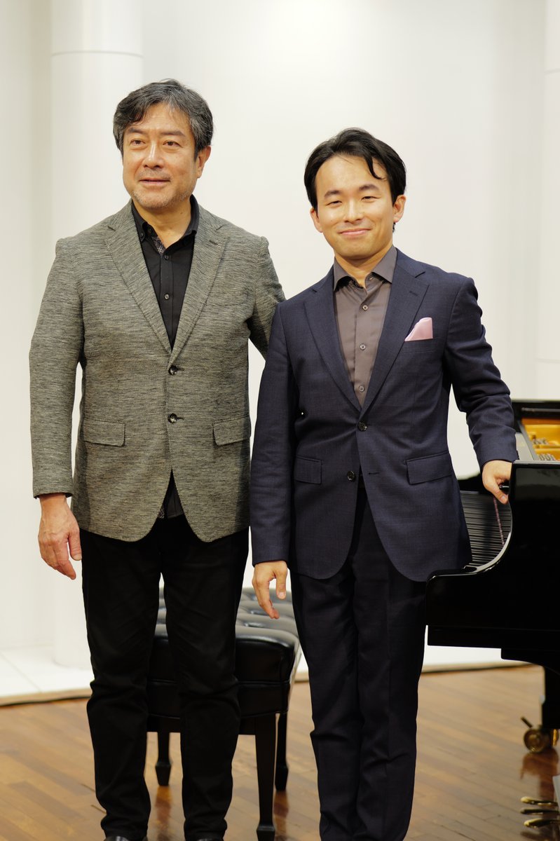 arisaiida's tweet photo. アールアンフィニ・レーベルより、伊藤順一さんがショパンのピアノ独奏曲全214曲を８年がかりでリリースしていく「ザ・ショパン・ツィクルス」の記者会見が行われました。
レーベルの武藤敏樹さんによると、伊藤さんのデビュー盤の収録時に、ショパンのノクターンop.62-1で涙が止まらなくなってしまったそうです。心の琴線に触れたその経験が、今回の全集制作の理由になっているそうです。DSD11.2MHzレコーディングで、パッケージは全てSACDハイブリッド盤でのリリースだそうです。
伊藤さんとは昨年、３回にわたる「世界のピアノ聴き比べ」イベント（江東区主催）でご一緒し、間近で演奏を聴かせていただいてきました。伊藤さんの音楽は、そのお人柄同様に、とてもエレガントで高貴、温かくスマートです。
今日の会見でも、舟歌、マズルカop.67-2、ノクターン第21番WN62遺作、バラード３番、そしてソナタ第３番の第４楽章とたっぷり披露してくれました。階調の豊かで滑らかなペダリング、気品に満ちた澱みのない流れ、そして圧倒的な音色の豊かさ...舟歌のほどよい推進力とアリアのように響く旋律線、マズルカとノクターンの哀愁、ソナタのフィナーレの力強さは忘れ難い演奏でした。こうした伊藤さんの美質が、録音に凝縮されていくと思うと、とても楽しみです。
雑誌「ショパン」7月号にて、同じ見開きページの右と左で、レーベルの武藤さんと私のインタビュー記事が載っておりまして、誌面では共演させてもらっていました。初めて今日お会いすることができました！