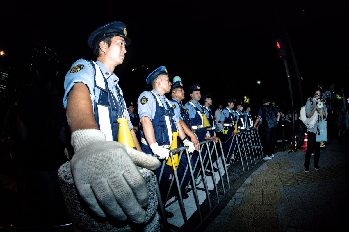 obakasanna_taro's tweet photo. #0710官邸前抗議 
抗議後半、横断歩道の前に鉄柵を導入した👮 https://t.co/JqwVDKoKpl