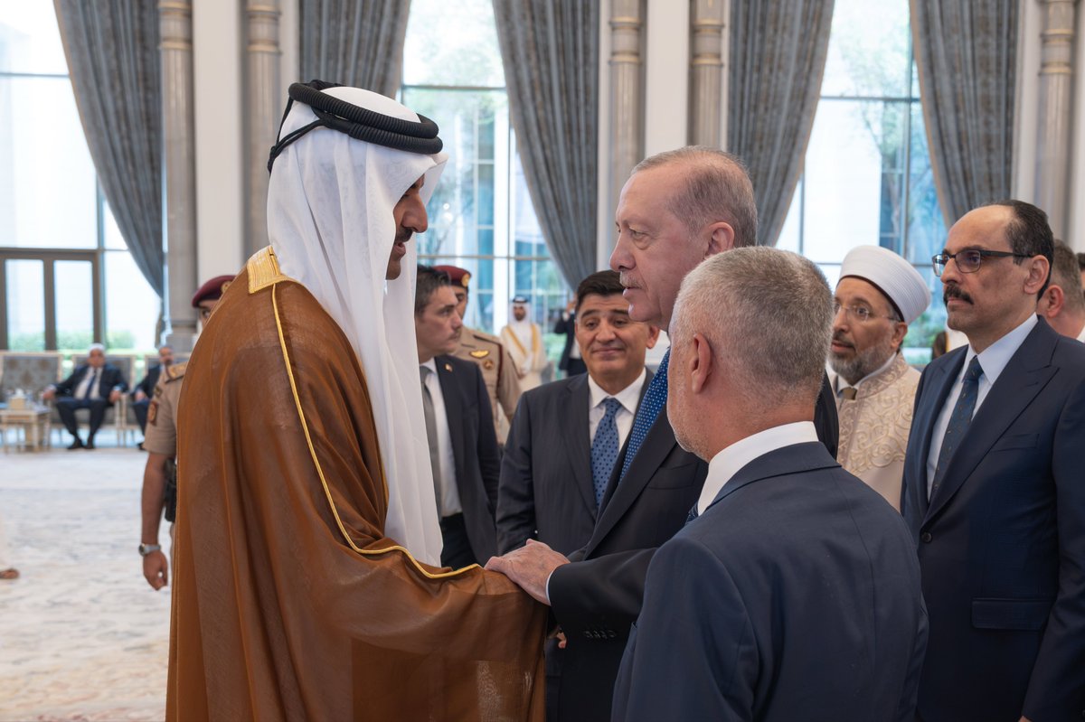 AmiriDiwan's tweet photo. سمو الأمير المفدى يستقبل أخاه فخامة الرئيس رجب طيب أردوغان رئيس الجمهورية التركية الشقيقة والوفد المرافق، الذي قدم التعازي لسموه في وفاة المغفور له بإذن الله صاحب السمو الأمير الوالد الشيخ حمد بن خليفة آل ثاني، وذلك في قصر لوسيل. https://t.co/5kQ6GJ3Xzw https://t.co/qb0AaD9YLi