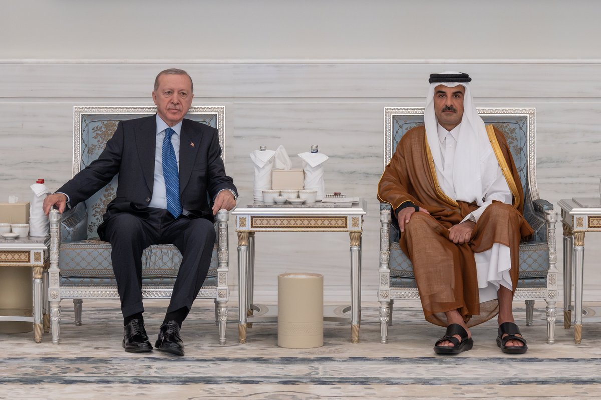 AmiriDiwan's tweet photo. سمو الأمير المفدى يستقبل أخاه فخامة الرئيس رجب طيب أردوغان رئيس الجمهورية التركية الشقيقة والوفد المرافق، الذي قدم التعازي لسموه في وفاة المغفور له بإذن الله صاحب السمو الأمير الوالد الشيخ حمد بن خليفة آل ثاني، وذلك في قصر لوسيل. https://t.co/5kQ6GJ3Xzw https://t.co/qb0AaD9YLi