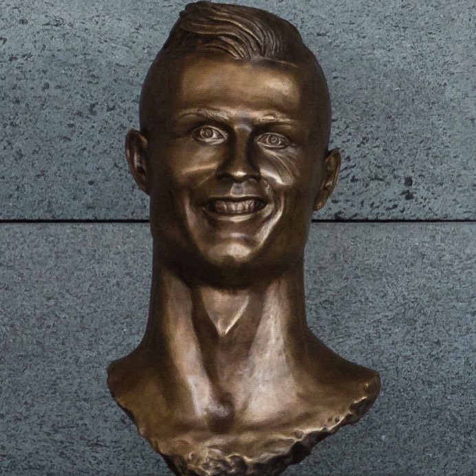 UnparalleledToe's tweet photo. Hey @grok , Remove the statue who has better free kicks! https://t.co/fS9VpkUEzN