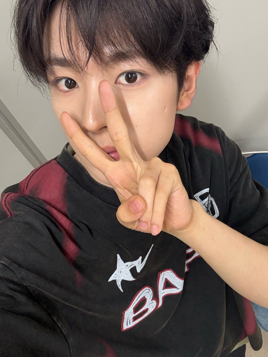 45dntl's tweet photo. 요즘 윳먐이 셀카폼 ㄴㅁ상타치라 뽀뽀 움쫙쫙 💋 https://t.co/QYDtviMcPy