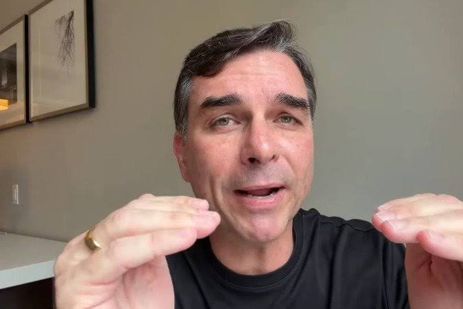 g_vgouvea's tweet photo. Após surtar em live, atacando a decisão de Alexandre de Moraes, que o impede de encontrar o pai, Jair Bolsonaro nos próximos 90 dias, Flávio dobra a aposta e provoca Moraes: “O presidente Bolsonaro é que vai colocar a faixa de presidente em mim em janeiro do ano que vem. Anota aí. Vocês vão ver essa cena”. 

Moraes respondendo: "Qualquer coisa vai avisando!"