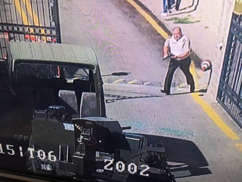 SonKaleVatn's tweet photo. FETÖ'nün Balyoz kumpası yüzünden 3 yıl hapis yatan Tuğgeneral Ahmet Hacıoğlu, 16 Temmuz sabahı Jandarma Genel Komutanlığı binasında darbecilerle çatışıyor. https://t.co/vopkzmeIfW