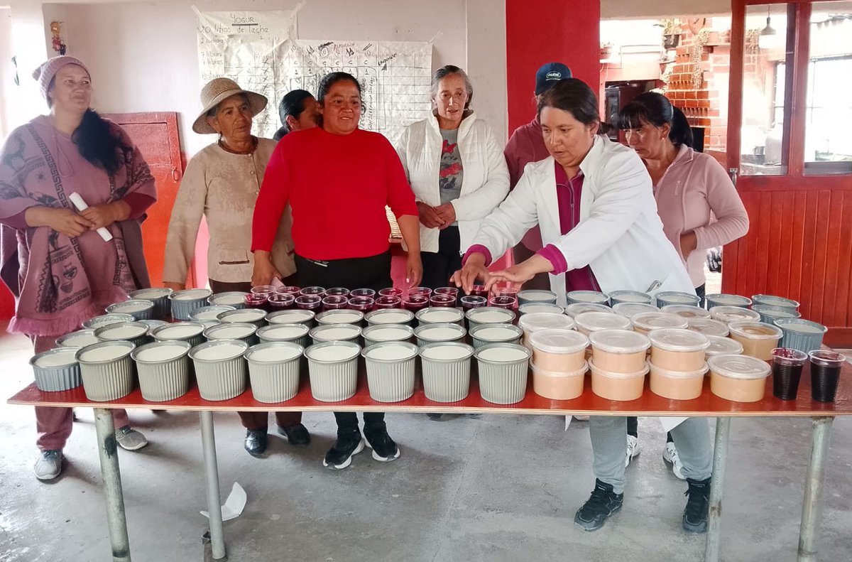 Agricultura_CZ6's tweet photo. #Cañar | Elaboramos subproductos de la leche, como yogur, manjar y mermelada, junto a la Asociación de Productoras Agropecuarias de Pillcopata, del cantón El Tambo, promoviendo así la generación de valor agregado y nuevas oportunidades de comercialización.
#ElNuevoEcuador https://t.co/xFI59O7UZ6