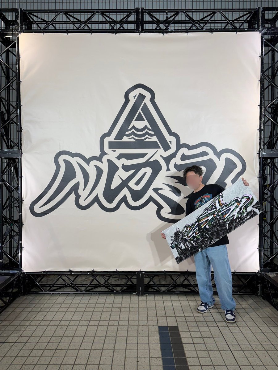 r_98dao's tweet photo. ハルカミライから2日間最高の誕生日プレゼントを貰って本日誕生日を迎えました。
少しずつ老いを感じる年齢になってきたけどライブにはずっと通い続けようと思います。
こんな自分と仲良くしてくれてる人いつもありがとうございます！😭
これからもハルカミライのチケットが沢山当たりますように！🙇‍♂️ https://t.co/SU312pJepy