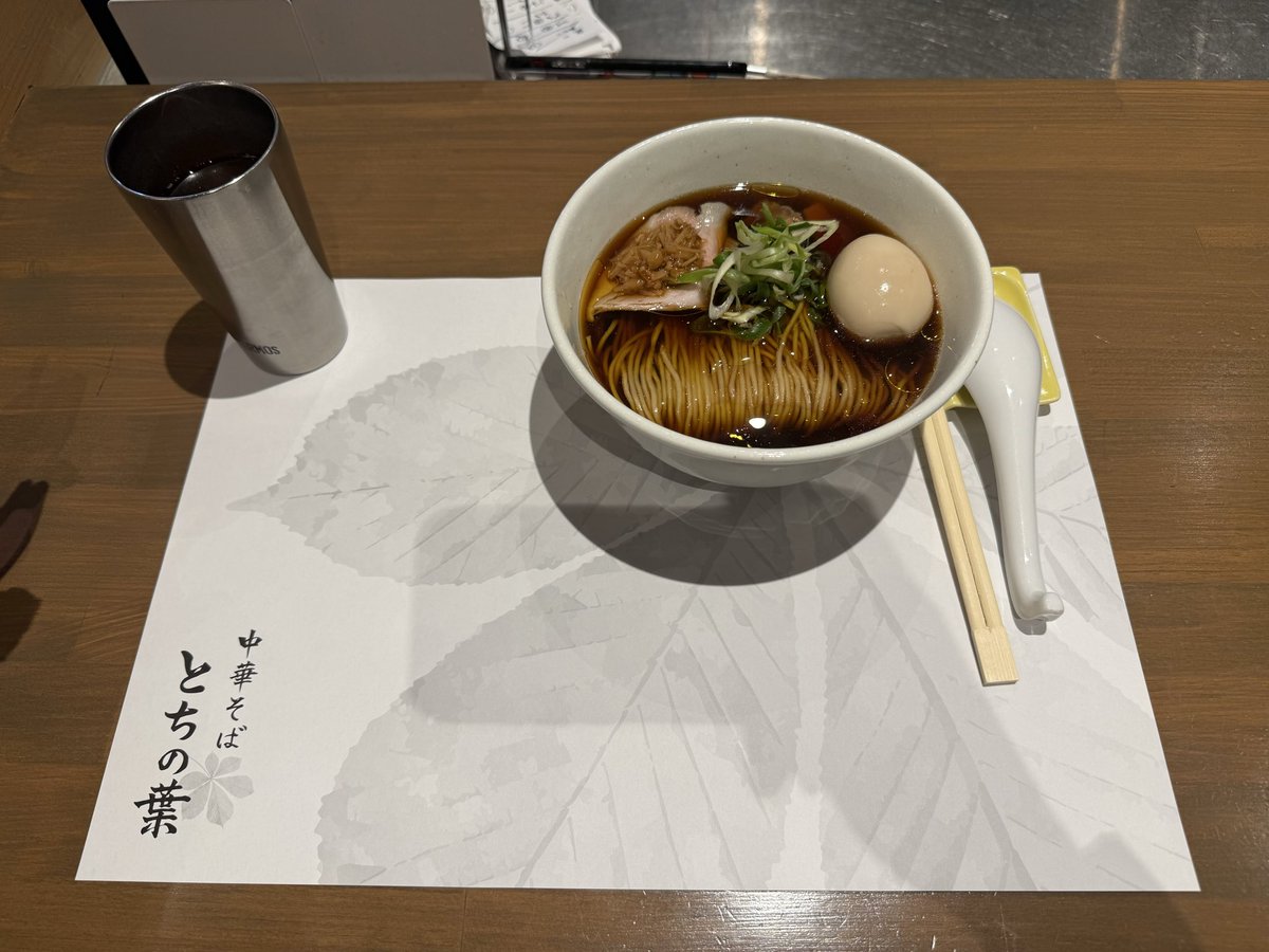 buzz_ryo's tweet photo. 中華そば　とちの葉さん

熟成醤油そば+味玉
初訪でお兄に連れて行ってもらいました🤩
鶏油多めなのにごくごく飲めるスープはヤバいっす😍
ツルッツルの麺もスープに絡んで激ウマ👏
チャーも数種類ありましたけどゴロゴロの唐揚げにもなりそうな鶏チャーが斬新で美味かったす😋
ゴチでした🙏 https://t.co/dAMvPWA6Bh