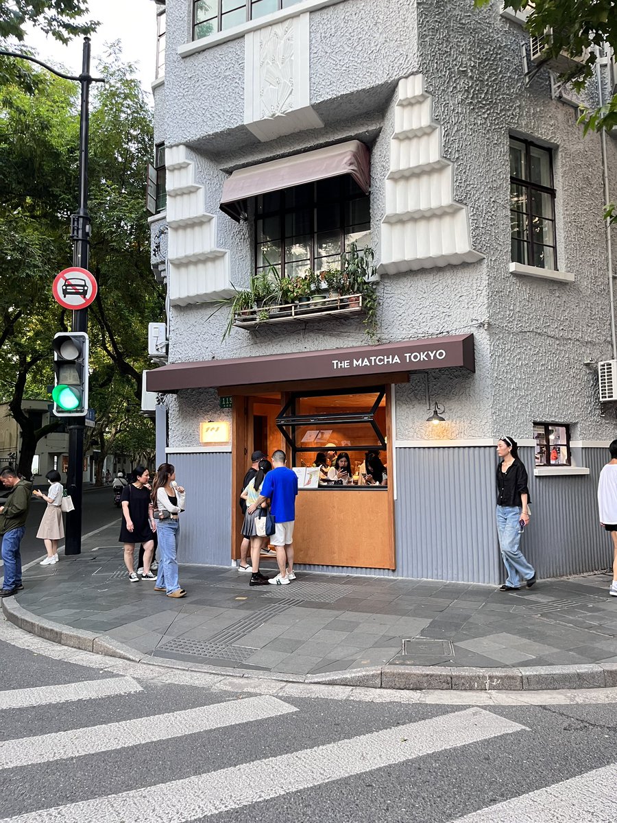 Mel_kirakira's tweet photo. แนะนำย่าน Anfu Road 
ควรค่าแก่การไป city walk
เริ่มจาก Wukang Building เดินย้อนไป Anfu Road 
ผ่าน The Matcha Tokyo แล้วไปเจอคาเฟ่น้องหมี
ไปสิ้นเดือนน่าจะร้อน พกร่ม พกพัดลมไปด้วยนะคะ
#shanghai #anfu #安福路 #上海 https://t.co/Izq0LB4ooi