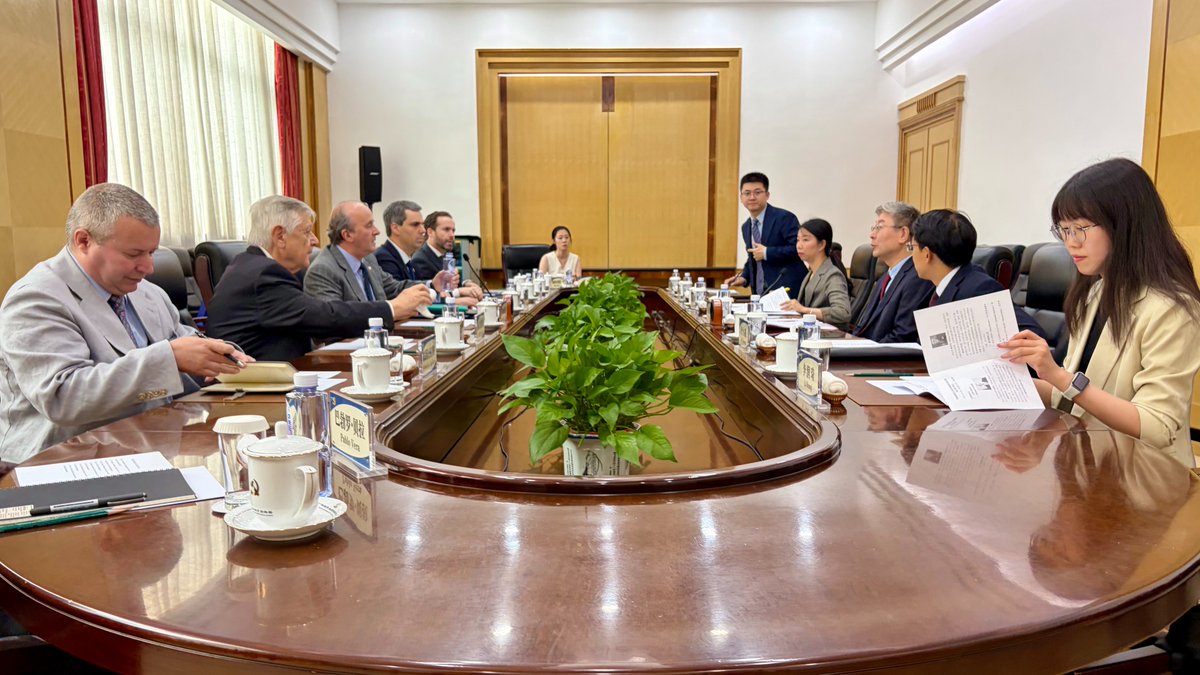 Minrel_Chile's tweet photo. En Beijing, el subsecretario Patricio Torres se reunió con autoridades del Departamento Internacional del Comité Central del PCCH y del Centro de Investigación de Desarrollo del Consejo de Estado, para fortalecer el diálogo y la cooperación bilateral en distintas materias. 🇨🇱🇨🇳 https://t.co/4SeuT6POTo