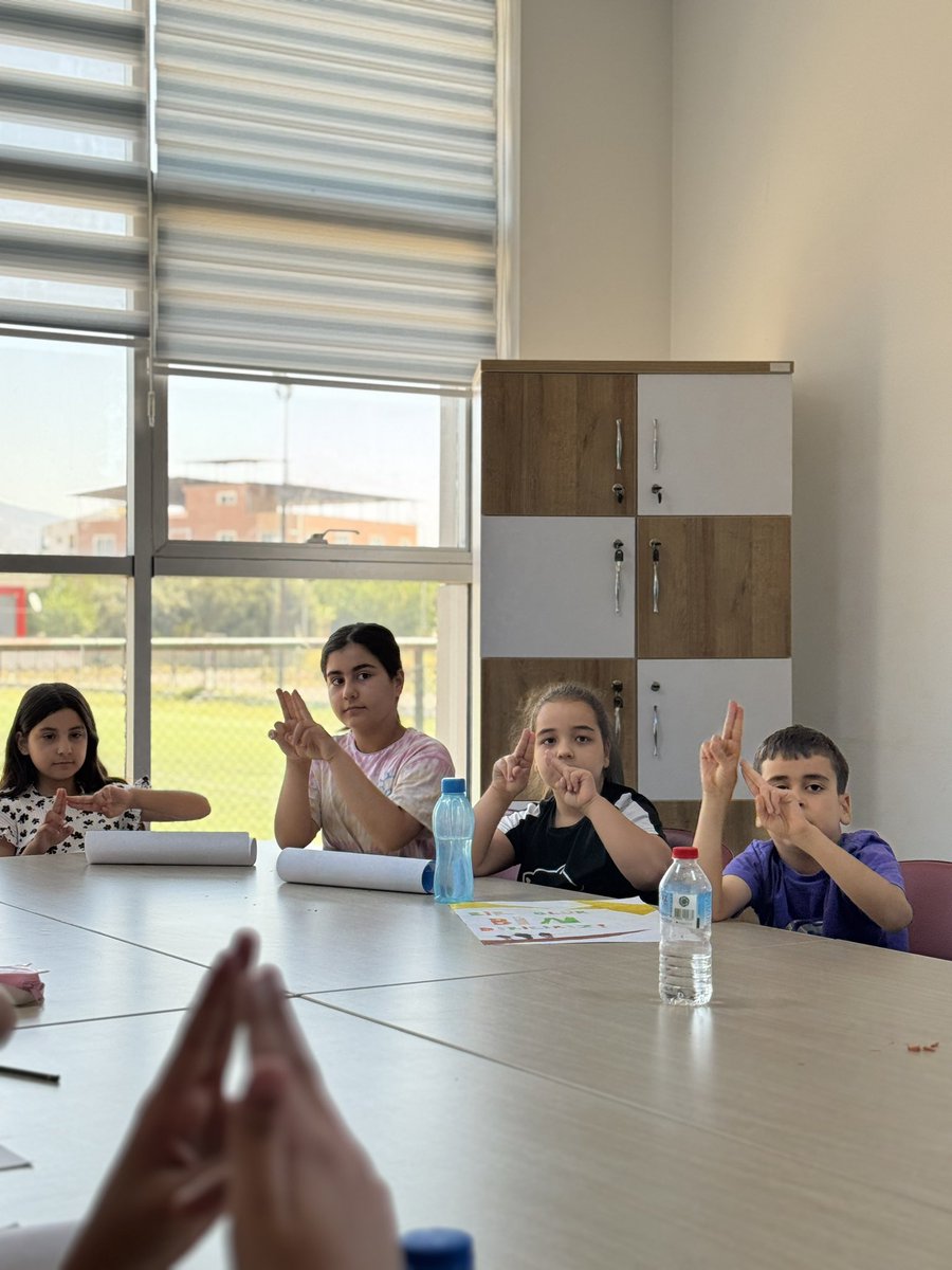 GSB_KoskGM's tweet photo. Bu yaz GSB Gençlik Yaz Kulübümüz kapsamında işaret dili eğitimlerimiz tüm hızıyla devam ediyor🙏

Düzenlediğimiz Türk İşaret Dili Atölyesi ile çocuklarımız hem yeni bir dil öğreniyor hem de engelleri iletişimle aşıyor 🤝

Bir işaret, binlerce gönüle dokunur 💙 https://t.co/P3XFMTWISC