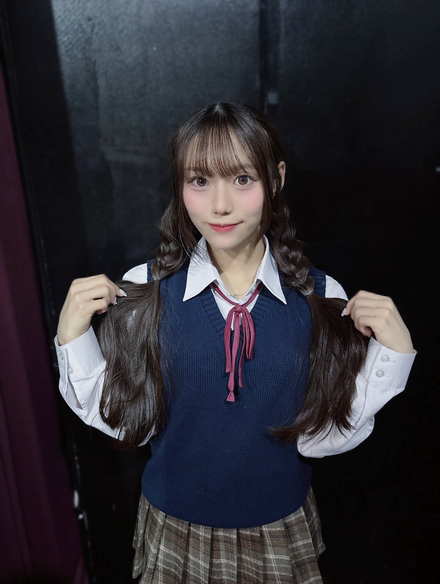 ネイビーブルーに白シャツ整えて 君の目に映りたいのか リボン添え .⋆𝜗𝜚