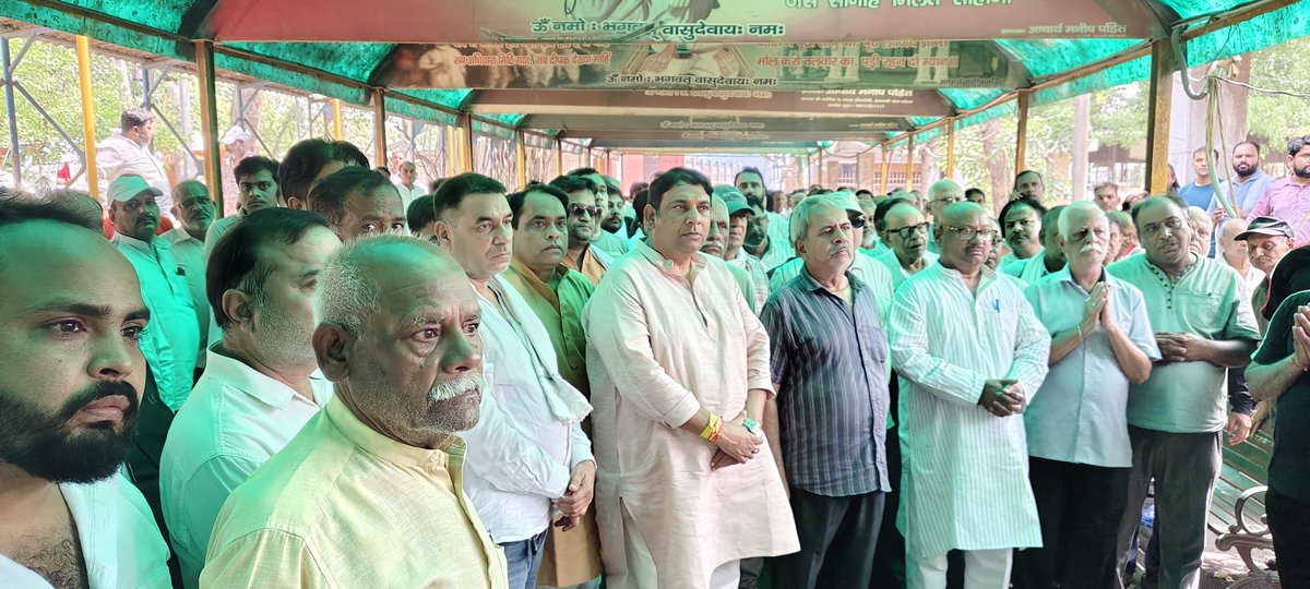 MlcSuresh's tweet photo. आज लाजपत नगर वार्ड 75 के पार्षद श्री हिमांशु शर्मा जी के पूजनीय पिताश्री स्वर्गीय श्री इंद्र भूषण शर्मा जी के निधन का अत्यंत दुःखद समाचार प्राप्त हुआ।

आज उनकी अंतिम यात्रा में सम्मिलित होकर श्रद्धांजलि अर्पित की

ॐ शांति।
#sureshkashyap https://t.co/XW57VcYlbk