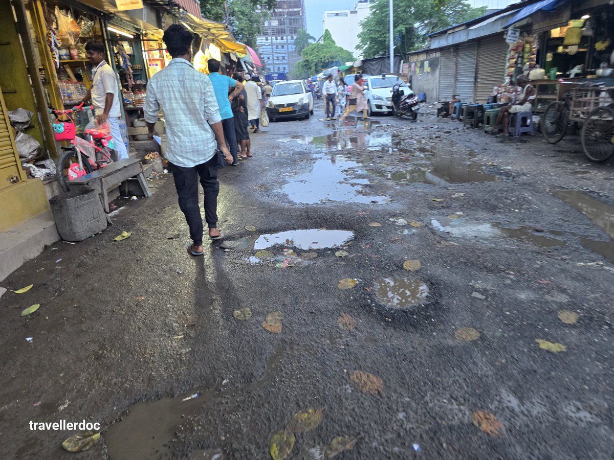 drkrish85's tweet photo. @paulagnimitra1 @kmc_kolkata @KolkataPolice @KPTrafficDept 
The condition of the road in front of PSK KOLKATA ANANDAPUR behind Ruby &amp; Desun hosputal is pathetic.Both side of the road is occupied illegally .No footpath.50% of road occupied by Auto &amp; parking. https://t.co/eSgXmAcZ9c