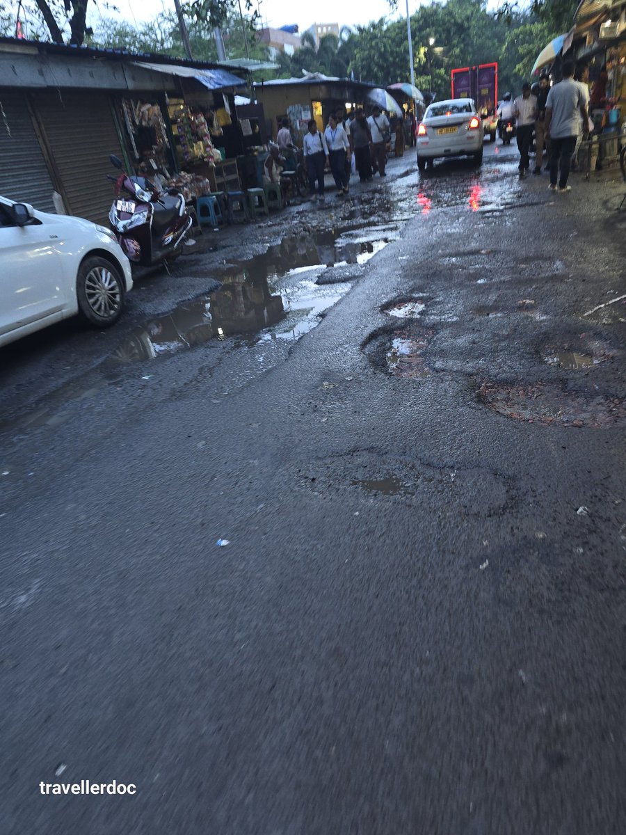 drkrish85's tweet photo. @paulagnimitra1 @kmc_kolkata @KolkataPolice @KPTrafficDept 
The condition of the road in front of PSK KOLKATA ANANDAPUR behind Ruby &amp; Desun hosputal is pathetic.Both side of the road is occupied illegally .No footpath.50% of road occupied by Auto &amp; parking. https://t.co/eSgXmAcZ9c