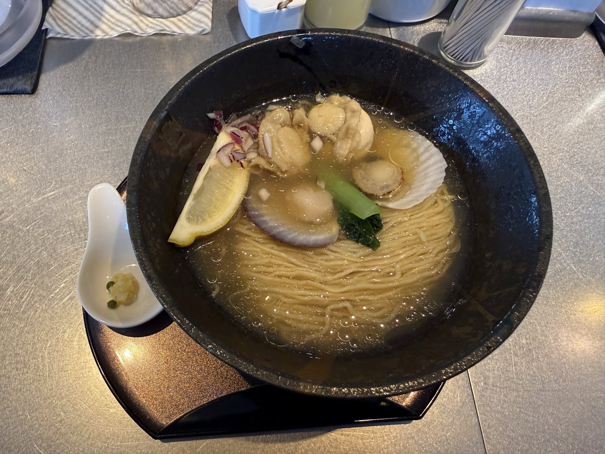 buzz_ryo's tweet photo. 麺や くろえもん さん

冷やし帆立そば+追い飯🙏

久しぶりにお兄に連れて行ってもらい
そんな奴なのにレア麺🍜
すんません🙏
帆立MAXなスープに具材の帆立も色々でマジ😋っす❗️
細ちぢれ麺が絶妙にマッチしてて激ウマでした🙏
ゴチでした🙇 https://t.co/VPKz7VG8Je