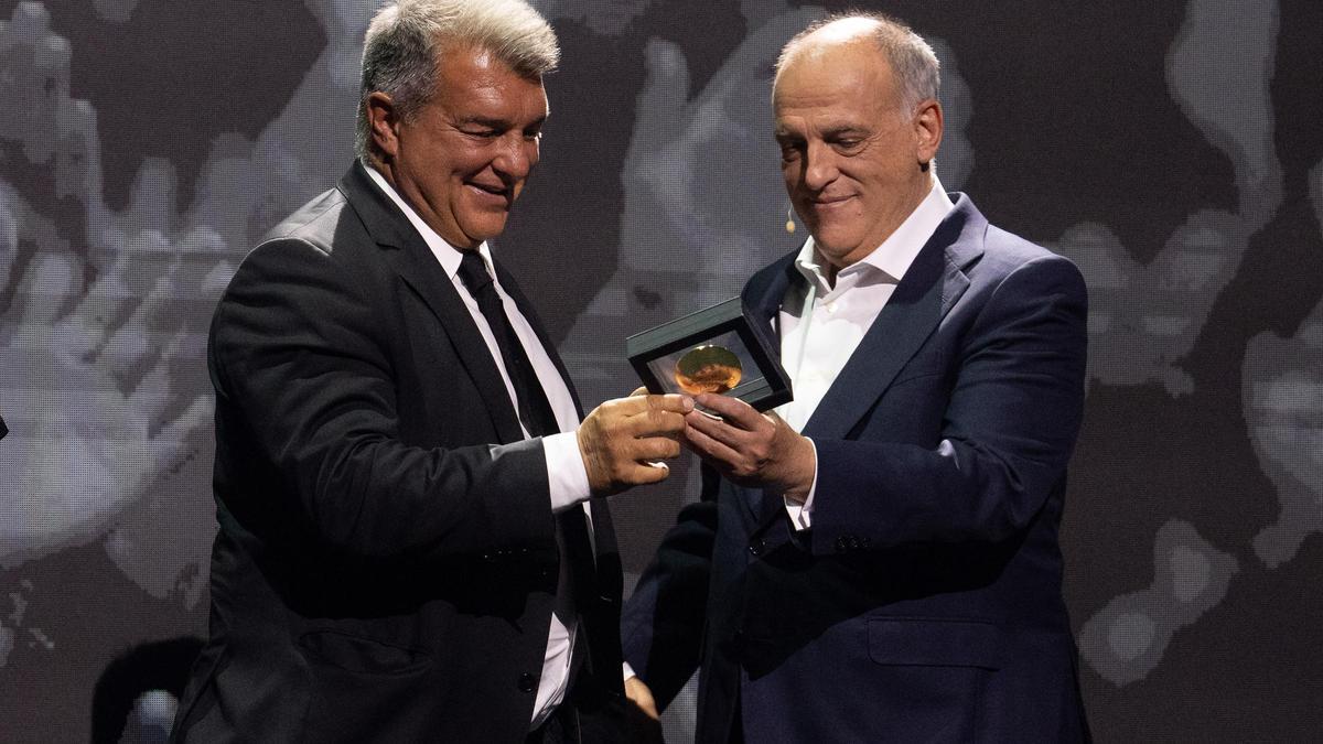 MadridSports_'s tweet photo. ‼️‼️ El Barcelona pide un ADELANTO para poder FICHAR

Según @marca, Laporta ha pedido 210 MILLONES de los derechos de televisión de los próximos años ante la RUINA que se le avecina al club

Hace unos días, los medios nos contaban que habían vuelto a la regla 1:1, que estaban recuperados... Pues resulta que esto les va a durar solo UN AÑO porque el presupuesto NO CUADRA tras los atrasos de las obras del Camp Nou

La próxima temporada 2027-28, el Barça tendrá que volver a jugar seis meses en Montjuïc, así que están intentando compensarlo con PAN para hoy y HAMBRE para mañana

Eso sí, con el apoyo de LaLiga de Tebas para dar visto bueno a las palancas de su amigo de investidura Joan Laporta. De momento ya han pagado 80 kilazos por Gordon y lo que queda...