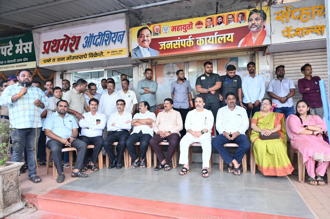 meNeeleshNRane's tweet photo. 📍 कुडाळ, सिंधुदुर्ग.
आज कुडाळचे माजी नगराध्यक्ष श्री ओमकार तेली यांच्या माध्यमातून कै. सुधीर राजाराम तेली यांच्या पवित्र स्मरणार्थ 'वैकुंठ रथ लोकसेवेसाठी समर्पित' या सेवाभावी उपक्रमाचे लोकार्पण संपन्न झाले.
यावेळी माजी आमदार श्री. राजन तेली, उपनेते श्री. संजय आंग्रे, जिल्हाप्रमुख श्री. दत्ता सामंत, सभापती श्री. मिलिंद नाईक, श्री. संजय पडते, श्री. काका कुडाळकर, नगराध्यक्षा सौ. प्राजक्ता बांदेकर, श्री. अरविंद करलकर आदी उपस्थित होते.