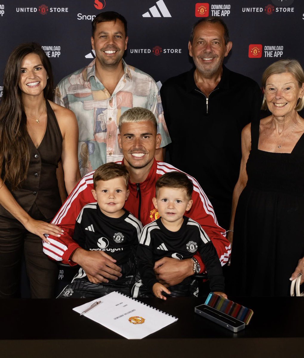 Traffordpulse's tweet photo. Karl Darlow with his family at Old Trafford ❤️

Welcome to The biggest Club in the World 

#MUFC https://t.co/I4B9eUiXWL