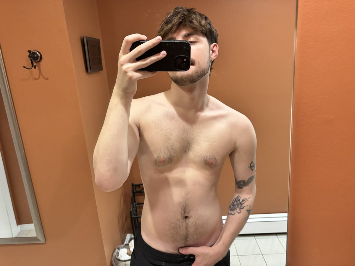 spaceship_boyy's tweet photo. post gym pics ;)
#nsfwtwtً  #gayass #findomdom https://t.co/qV1tte2oGm