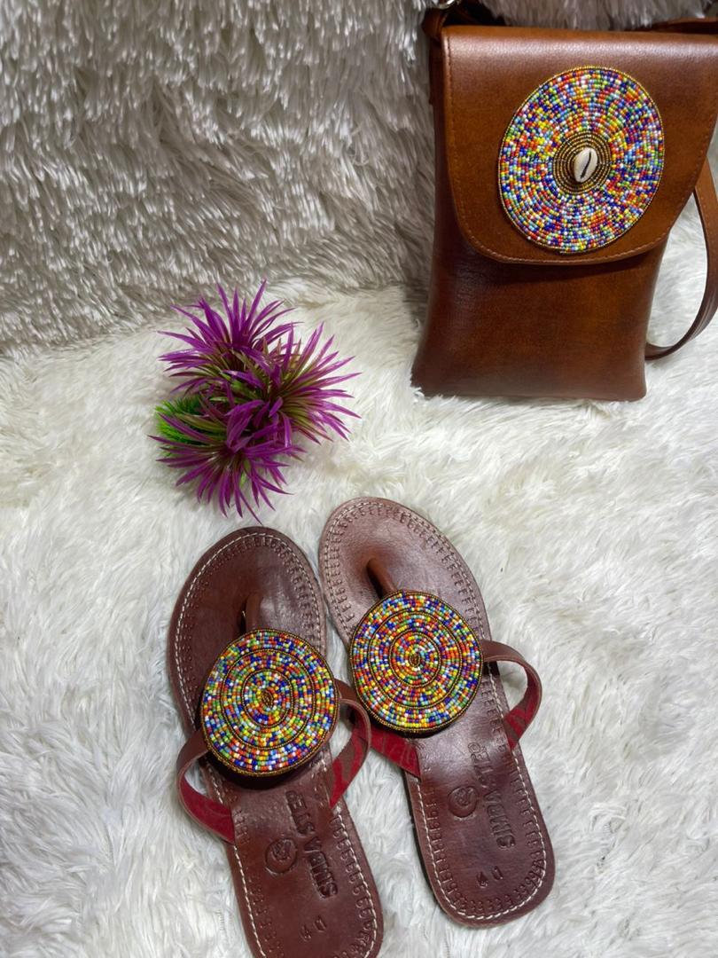 Simba_step's tweet photo. Des perles, du style, de la beauté et de la douceur...
Découvrez une sélection spéciale Ensembles Chaussures+Sacoches de 12000f à 15000f👇disponibles,
🏠Marché mendong face collège les champs du lys
📞+237 693 14 87 59
#SIMBAStep #BabouchesFemme #CuirVéritable #ArtisanatAfricain https://t.co/yTrZWAVSD0