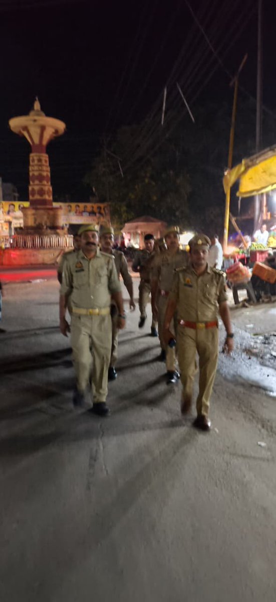 budaunpolice's tweet photo. #SSP_BDN के निर्देशन में शान्ति व्यवस्था के दृष्टिगत जनपद में शान्ति/सुरक्षा एवं कानून व्यवस्था को सुदृढ़ बनाये रखने हेतु #थाना_इस्लामनगर पुलिस द्वारा थाना क्षेत्र के मुख्य मार्गो व भीड़भाड़ वाले स्थानो पर #footpatrolling एवं संदिग्ध वाहन/व्यक्तियों की चेकिंग की गई। https://t.co/9DDziIy8fL
