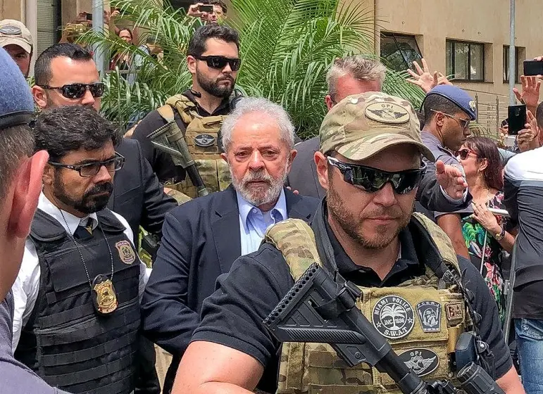 republiqueBRA's tweet photo. 🇧🇷 ⛓️ Enquanto esteve preso, Lula chegou a comentar a Copa do Mundo de 2018, divulgou cartas, manteve as redes sociais ativas e recebeu visitas de ex-chefes de Estado e escritores; já Jair Bolsonaro enfrenta severas restrições de comunicação durante sua prisão domiciliar. https://t.co/XgMlPyH7md