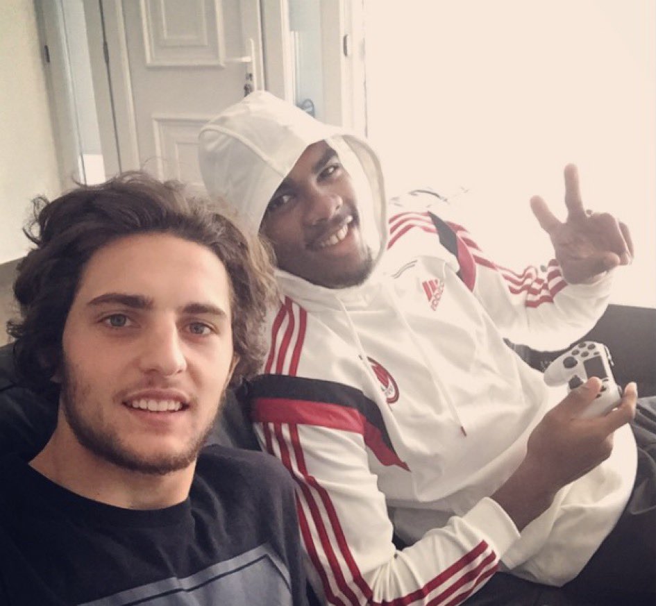 2mohagy's tweet photo. Vive mon Duc Adri
Vive mon capitaine Mike
Fuck les voleurs espagnol https://t.co/TkPNQ9dD6F