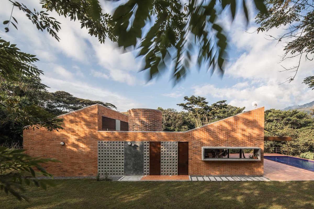 Architizer's tweet photo. #ProjectOfTheDay: House in La Siria 01 by plan:b
Designed with local materials and simple construction methods, this country house uses open living spaces and natural ventilation instead of relying on enclosed rooms.
📍Amagá, Antioquia, Colombia
Details: https://t.co/OqCszEprD5
