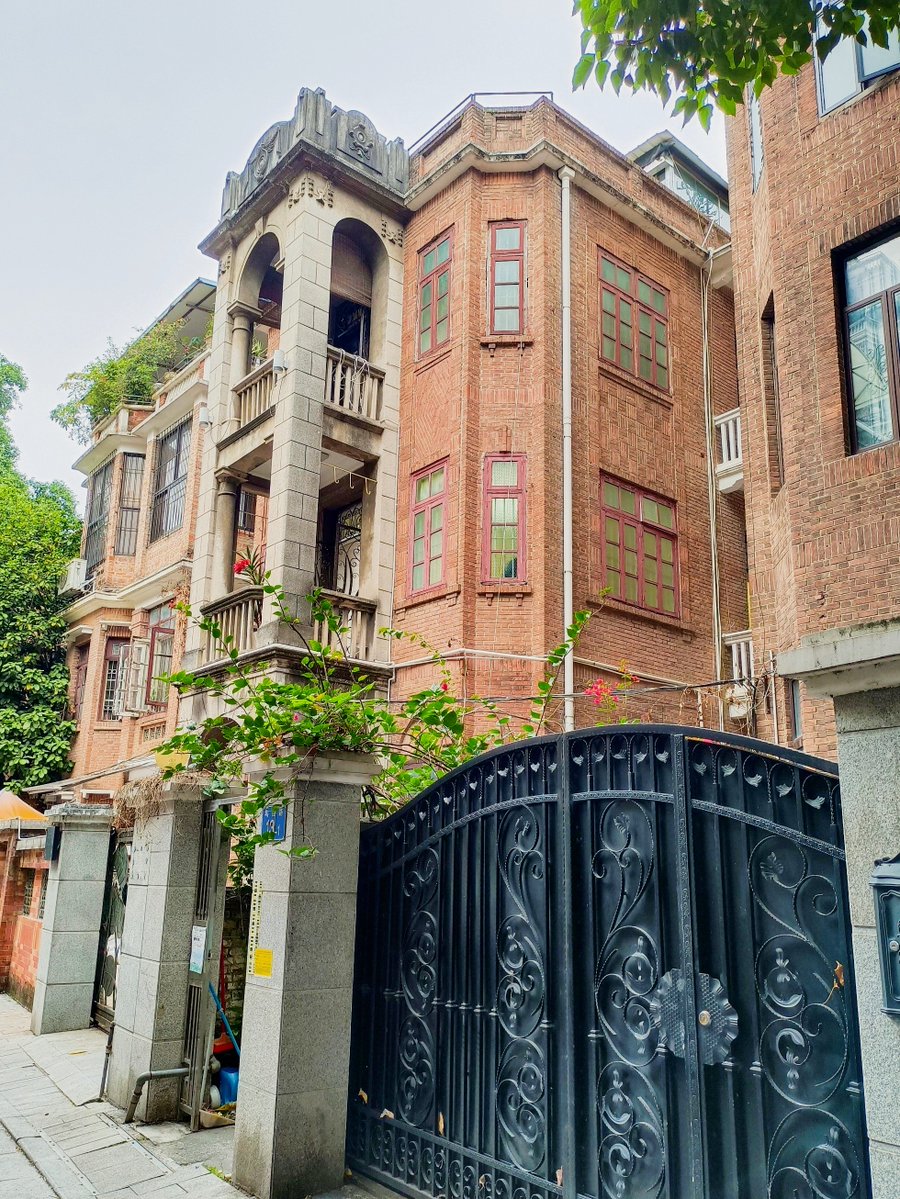 letsgoteo's tweet photo. [Our Photography Club’s weekend shoot at the old city alley was a huge hit! Captured tons of cozy autumn moments with fellow shutterbugs. Swipe for the best shots!  #CampusClubs #PhotoWalk]， https://t.co/mSGoXMd4A5