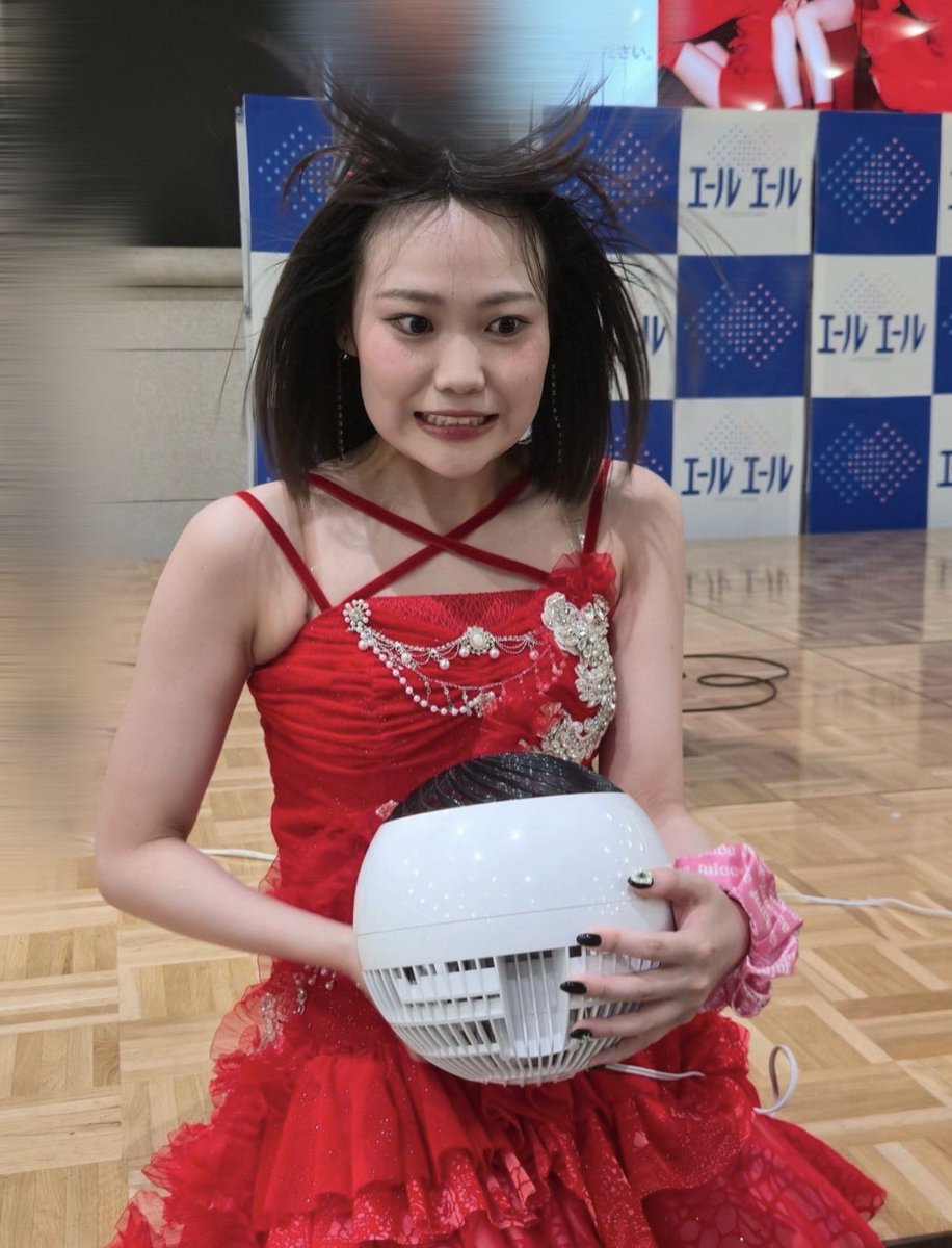 5nzaemon's tweet photo. 金曜のMステで歌い出しの声が裏返ったと落ち込んだ内容のブログ以降、週末のハロコン中もブログ更新が止まって心配されていた工藤由愛ちゃん、無事再開してファンへの熱い感謝の気持ちを綴った感動的な内容と同時にアップされた写真見て変な声出た https://t.co/CfQBTL10qH