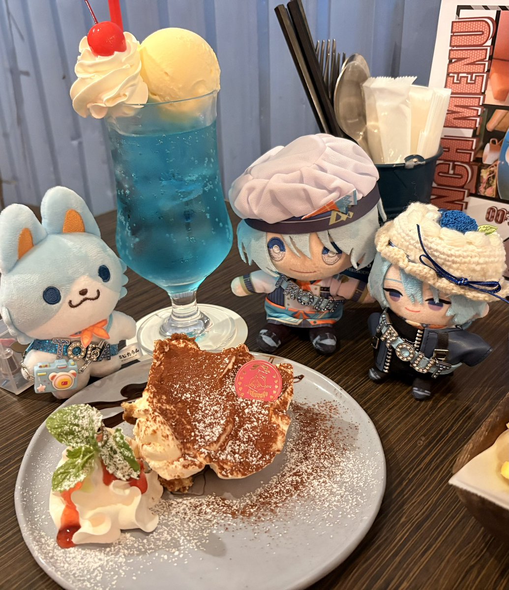 chira_024's tweet photo. - ̗̀🥂𝐻𝑎𝑝𝑝𝑦𝑏𝑖𝑟𝑡ℎ𝑑𝑎𝑦🎂🎉  ̖́-🐟🍴
🎂用意出来なかったからお気に入りのカフェのティラミスと推し色クリームソーダで
あと本人が🎂になってもろて…（帽子） https://t.co/LfKje4SfgS