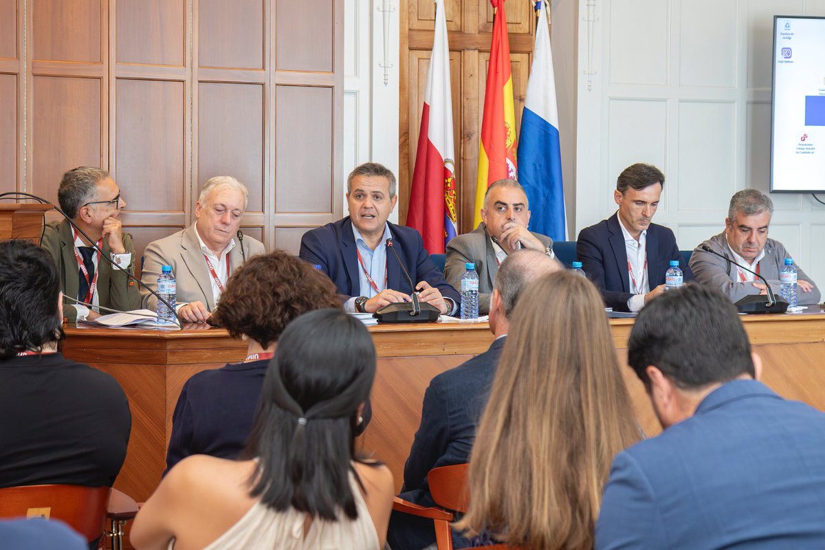 jorgerodrigodo's tweet photo. Ha sido un placer participar en los Cursos de Verano de la @UIPM y compartir mesa con los consejeros de Cantabria, Murcia y Aragón.

La situación actual en materia de vivienda requiere medidas efectivas y que faciliten el acceso a un hogar a jóvenes y familias.

Y no hay otra fórmula que construir y aumentar la oferta. Todo lo contrario de lo que provoca el intervencionismo del Gobierno de Sánchez.