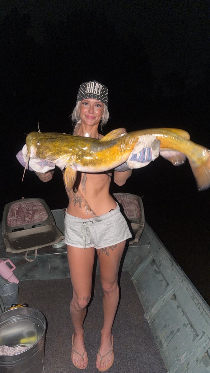 tayyy782124's tweet photo. Baddie caught a flattie🎣😊 #catfish #flathead #river #jonboat https://t.co/TWM8DG1CDC