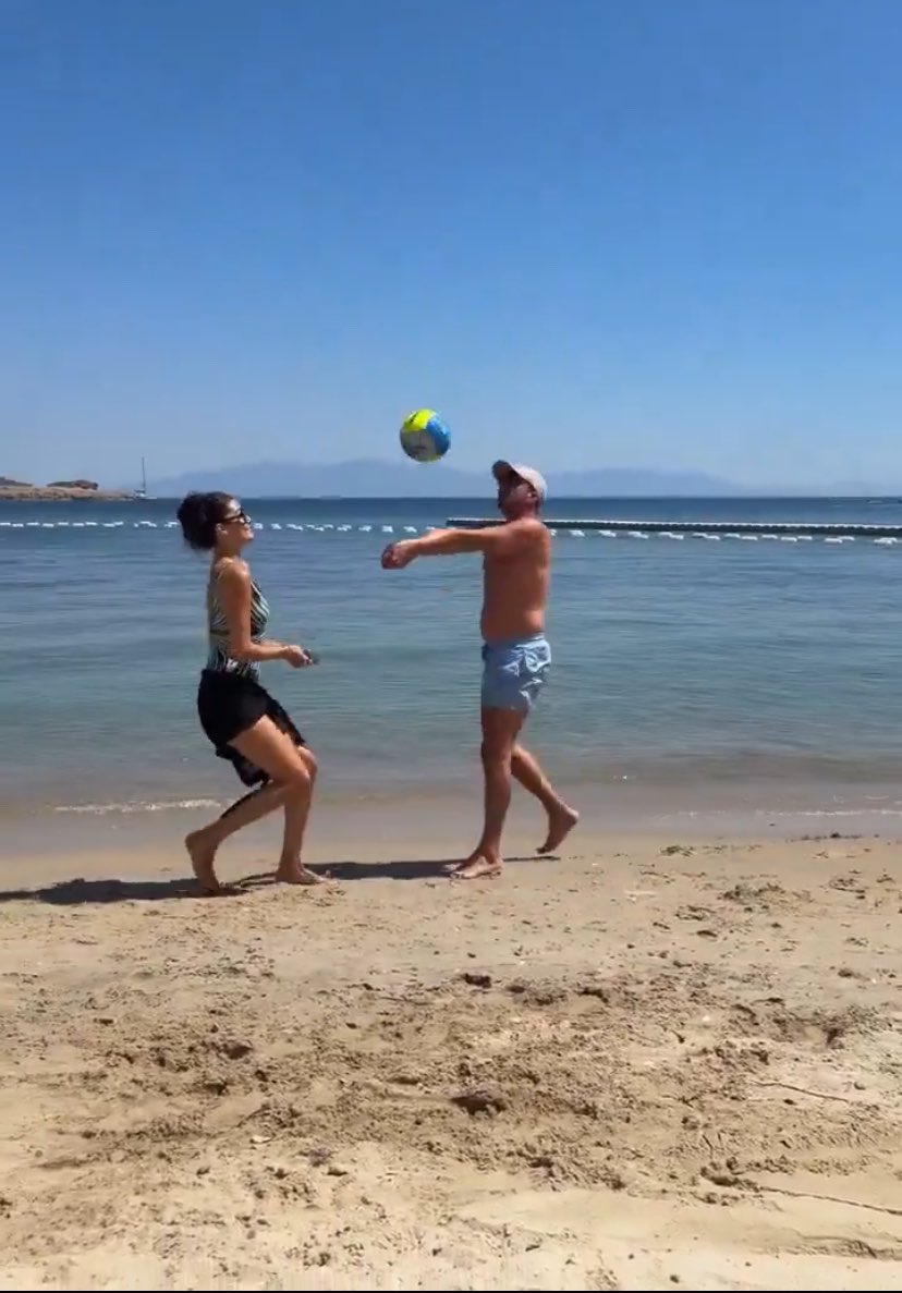 Bayildimsen's tweet photo. Hande Ercel @HandeErcel finally go public with Onur Guvenatam. They are vacation together in Bodrum with Toxic Family (Gamze Ercel Caner Yildirim) 👨🏻🦲🫢🤡🤢 #HandeErçel #OnurGuvenatam #Datting #GoPublic https://t.co/9JFWaVblT2