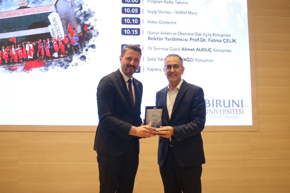 Biruniedu's tweet photo. Milletimizin demokrasisine ve iradesine canı pahasına sahip çıktığı 15 Temmuz’un 10. yılında, Üniversitemizde anlamlı bir anma programı gerçekleştirdik.

15 Temmuz Demokrasi ve Milli Birlik Günü Anma Programı’na, 15 Temmuz Gazisi Ahmet Alkılıç ile 15 Temmuz Şehidi Murat Naiboğlu’nun eşi Gülsu Yağcı da katıldı. Programda; milli iradenin gücü, birlik ve beraberlik ruhu ile 15 Temmuz’un gelecek nesillere aktarılması gereken tarihî bir sorumluluk olduğu vurgulandı.

Vatan uğruna canlarını feda eden aziz şehitlerimizi rahmetle, kahraman gazilerimizi minnetle anıyoruz.

#İradeBizimZaferBizim #15TemmuzDemokrasiveMilliBirlikGünü