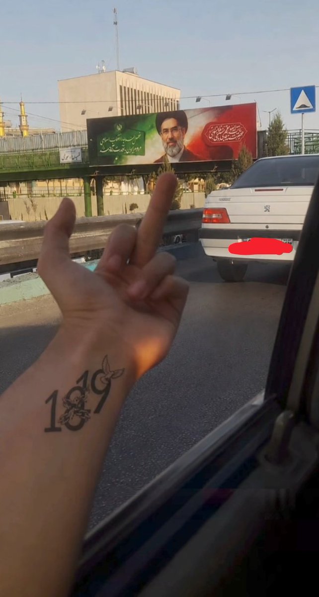 sferi9338's tweet photo. تقدیم به ده درصد باقیماندت🖕
#انقلاب_شیروخورشید https://t.co/nU5OE1TeW6