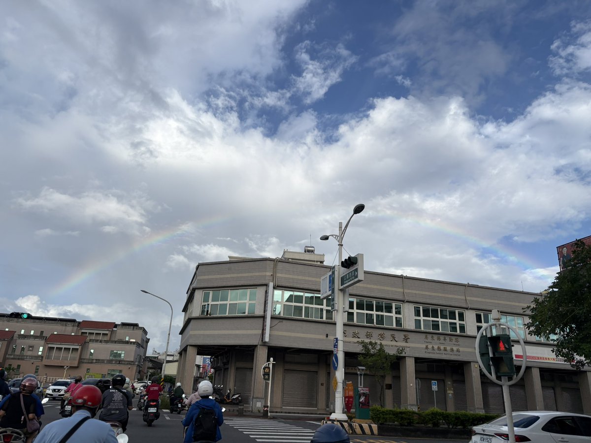 Scottytreks's tweet photo. 燥熱的驟雨午後

紛沓的都市日常

那日晴空中的彩虹橋

可曾被你映照入生命裡🌈 https://t.co/g6iRRjGYYE