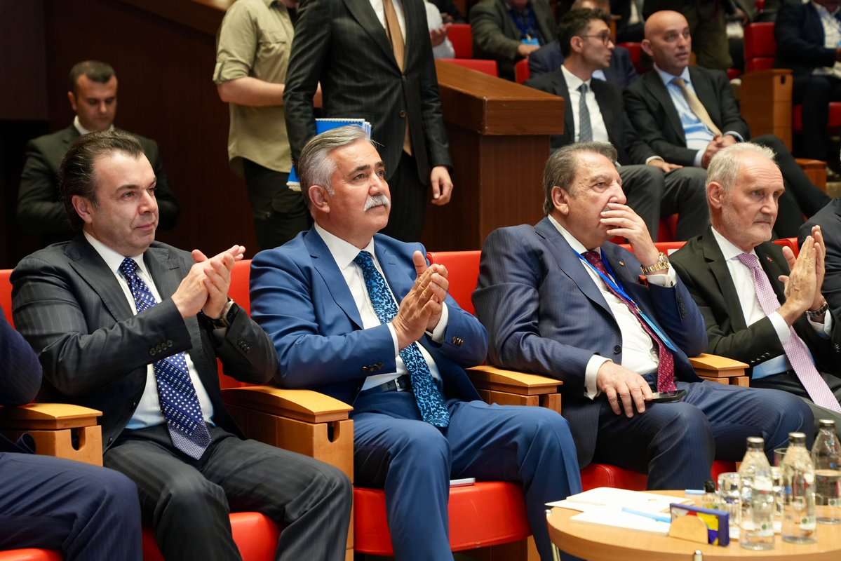 erdoganozegenn's tweet photo. TOBB Başkanımız Sayın @RHisarciklioglu ev sahipliği ve kamu bankalarımızın kıymetli genel müdürlerinin katılımıyla “Reel Sektör-Finans Sektörü Diyalog Güçlendirme Toplantısı”na katılım sağladık. 

KGF olarak üyelerimizin bölgelerinde karşılaştığı sorunlar ve çözüm önerileri hakkında istişarelerde bulunduk.

Sanayimizin üretim gücünü ve yatırım kapasitesini artıracak 1 trilyon liralık yeni imalat sanayi yatırım paketi dolayısıyla Sayın Cumhurbaşkanımıza şükranlarımı sunuyor, bu önemli desteğin ülkemize ve sanayicilerimize hayırlı olmasını diliyorum. @RTErdogan