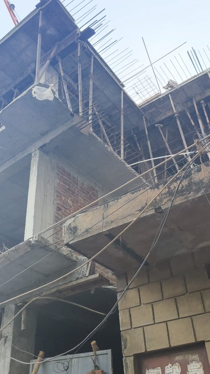 BBThakur's tweet photo. यह निर्माण  B-167 Maidan garhi village neb Sarai New Delhi 110068  अनधिकृत है और सार्वजनिक भूमि/नियमों का उल्लंघन करके किया जा रहा है। इससे क्षेत्र में गंदगी, जाम और सुरक्षा संबंधी समस्या बढ़ रही है।
यह बहुत हैरान करने वाली बात है कि SDM ऑफिस में शिकायत किए जाने के बावजूद काम चल रहा है और MCD कोई आगे की कार्रवाई नहीं कर रही है।
अतः आपसे अनुरोध है कि
1.  उक्त स्थल का तत्काल निरीक्षण करवाकर अवैध निर्माण को सील/ध्वस्त किया जाए
2.  दोषी नेत्रपाल के विरुद्ध MCD एक्ट के तहत सख्त कानूनी कार्रवाई की जाए  
3.  भविष्य में ऐसा निर्माण न हो इसके लिए निगरानी रखी जाए
@DCSOUTHZONE 
@MCD_Delhi 
@gupta_rekha 
@hdmalhotra 
@DelhiPolice