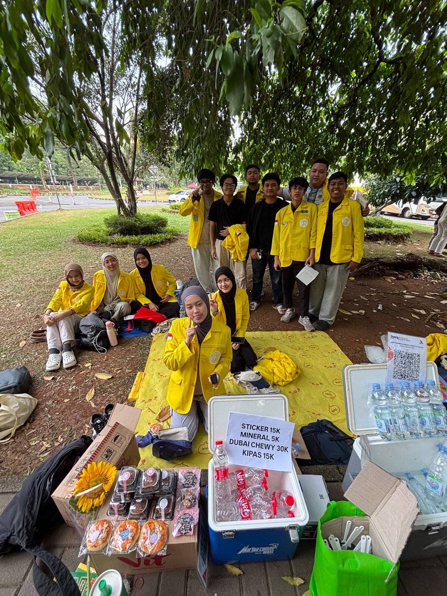 netimpuknih's tweet photo. hi teman teman yg lagi pemkes, kalo udh selesai mampir lapak kita plis... yg karpet kuning dengan speaker menggelegar sepanjang jalan itu (maafin yh) ☺️☺️ https://t.co/X3xvq8wtVA