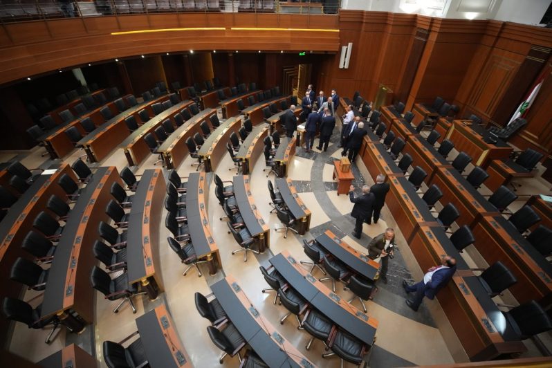 lapoleb's tweet photo. لين أيوب، حلا نجار، فادي إبراهيم ونيقولا غصن | ماذا في جلسة 15/7/2026 التشريعية؟ أنسنة العقوبة القصوى في ظلال العفو العام

من أهمّ البنود على جدول أعمال الجلسة اقتراح قانون الإعلام واقتراح إلغاء عقوبة الإعدام كذلك اقتراح تعديل قانون حماية المستهلك. 

كما يبرز اقتراح تعليق المهل ومشروع قانون يتعلّق بفتح اعتماد ضخم بقيمة 56.5 ألف مليار ليرة وذلك لدفع ما يعادل ستّ رواتب لموظفي القطاع العام ومتقاعديه وزيادة التعويضات العائلية والمنح المدرسية للعسكريين المتقاعدين. 

ومن البنود اللافتة، اقتراح لإنشاء وزارة خاصة بالتكنولوجيا والذكاء الاصطناعي، ومشروع لتحفيز الاستثمارات في لبنان والذي عُرف إعلاميًا ب"الإقامة الذهبية"، إضافة إلى اقتراح يسمح بتأبيد العلاقة بين الشركات التجارية ومفوضي المراقبة.

وفي إطار رصده لأعمال البرلمان، يقدّم المرصد البرلماني في "المفكرة القانونية" تعليقاته حول بنود جدول الأعمال المُفترض مناقشتها خلال الجلسة، مرفقة بنسخة عنها لتمكين الرأي العام من الاطّلاع والتّعليق عليها، كما ومرفقة بتوصية للنواب حول التوجّهات الأمثل عند مناقشة كلّ مقترح.

المقال: https://t.co/yCDetyqvg4
@Fadibrahim15 @nicolas_ghosn @LynnAyoub22