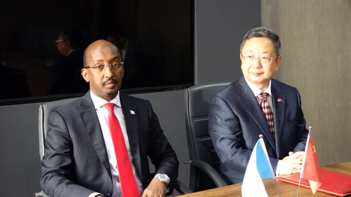 MFBESomalia's tweet photo. Wasiirka Wasaaradda, Mudane @AhmedHasanAden, iyo Safiirka Shiinaha ee Soomaaliya, Danjire @AmbWangYu , ayaa kala saxiixday heshiis u oggolaanaya badeecada kalluumeysiga inay suuqa Shiinaha ku galaan canshuur-dhaaf, taas oo kor u qaadeysa dhoofinta iyo kobaca dhaqaalaha dalka. https://t.co/2ESHz4NXPc